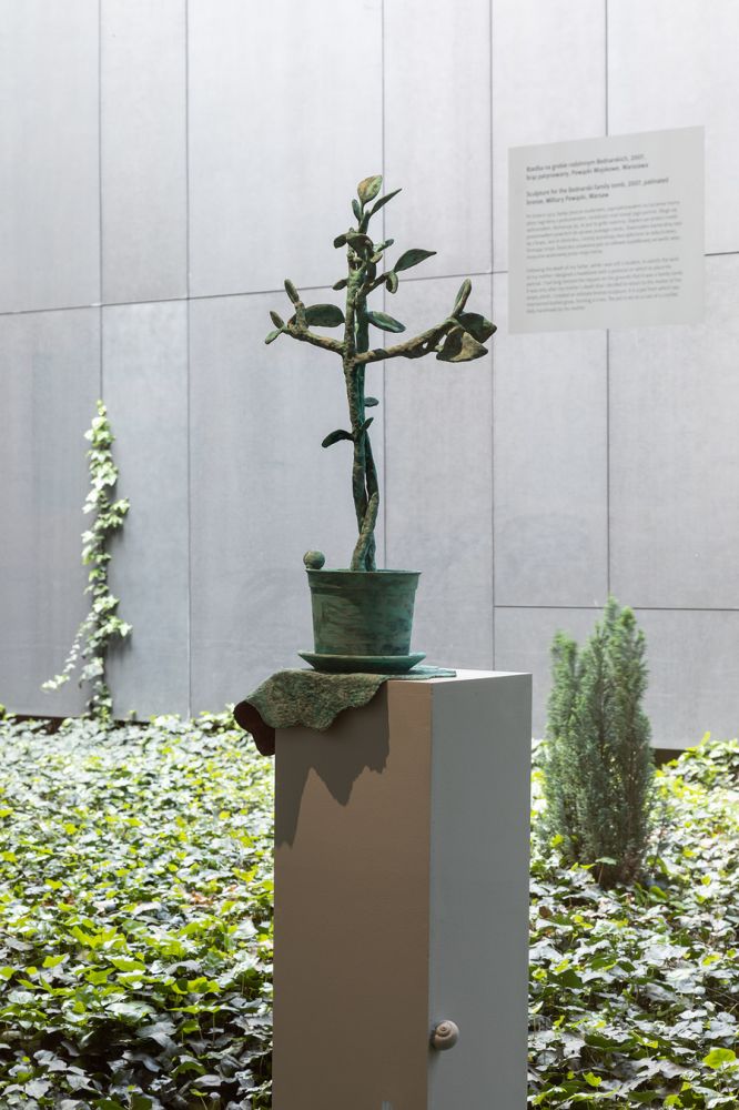 Krzysztof M. Bednarski, Rzeźba na grobie rodzinnym Bednarskich, 2007, (kopia), courtesy K.M. Bednarski, Granity Skwara, fot. R. Sosin
