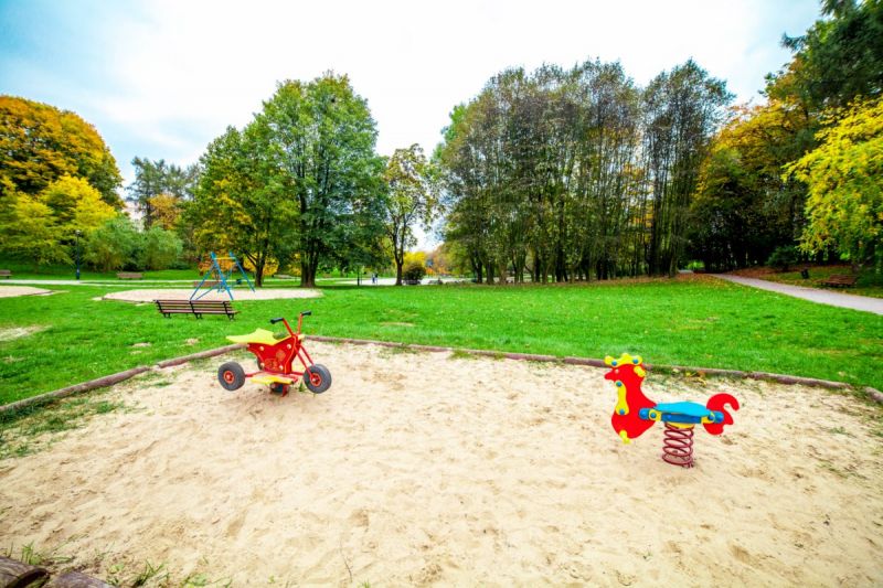 Plac zabaw w parku Tysiąclecia w Krakowie